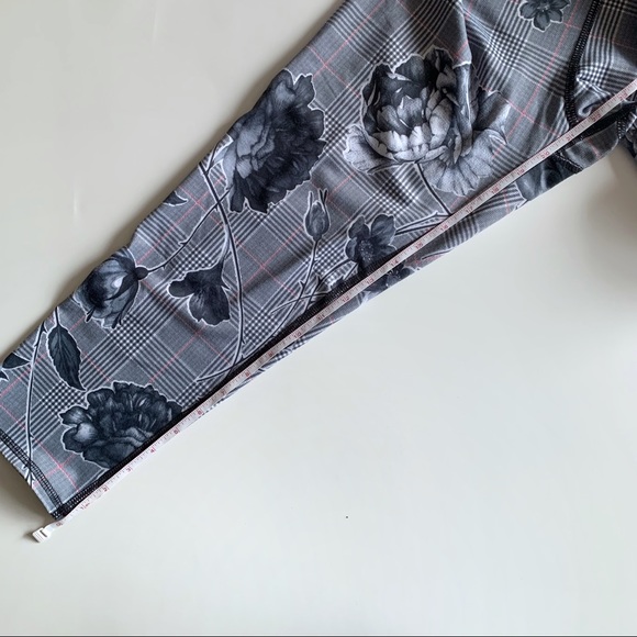 •EVOLUTION & CREATION• High Waisted Crop size L - Picture 7 of 8